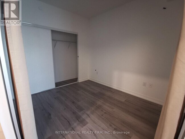 Photo du bâtiment - 395-5395 Bloor St E