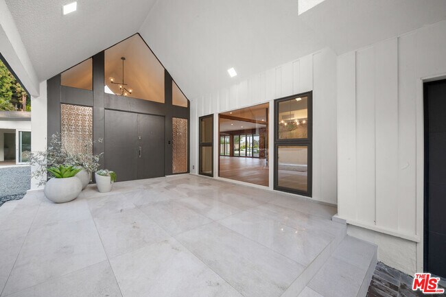 Building Photo - 1400 Loma Vista Dr