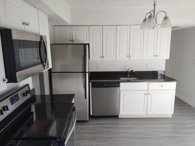 Building Photo - 300 Oakway Ct