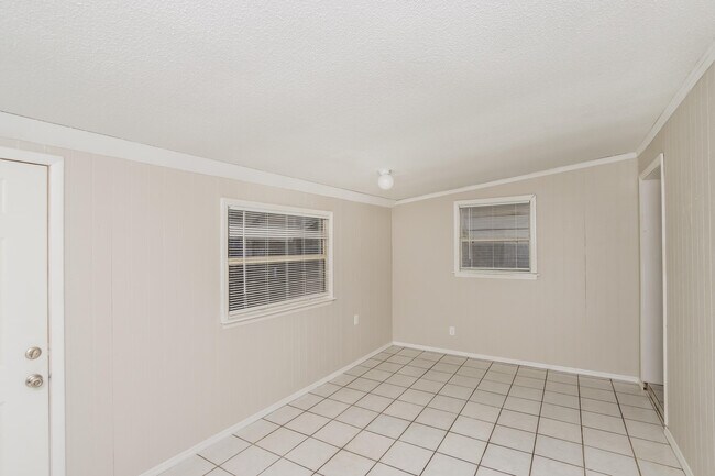 Building Photo - 2365 Dordon Dr