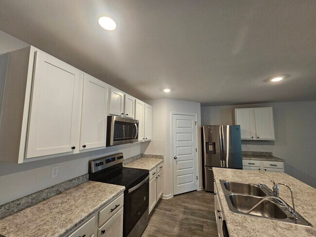 Building Photo - Modern 4Bed/2Ba Home, Centrally Located & Convenient to Everything! *1/2 OFF 1st Month's Rent!* &...