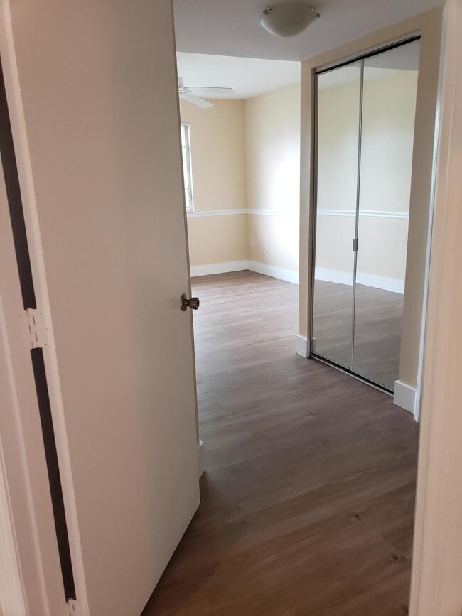 Building Photo - 700 Crestwood Ct S
