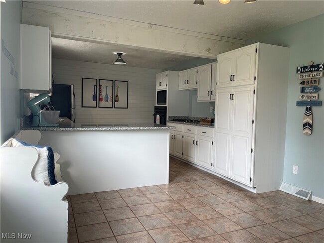 Building Photo - 2542 W 8th St