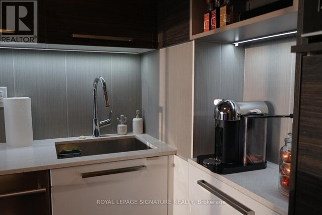 Building Photo - 36 Park Lawn Rd