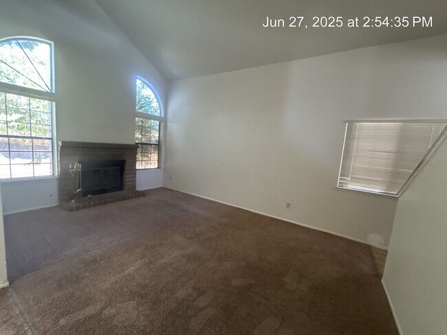 Building Photo - Spacious 2 Story Home!