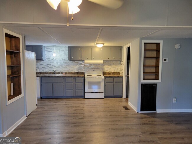 Foto del edificio - 1055 Burnett Ferry Rd SW