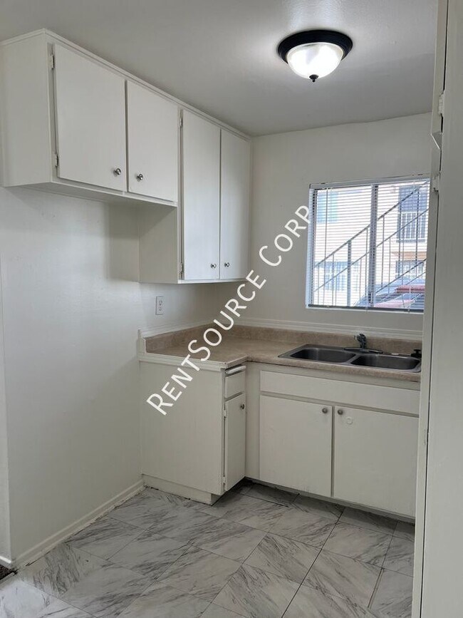 Building Photo - 2 Bedroom 1 Bathroom Condo in Palmdale