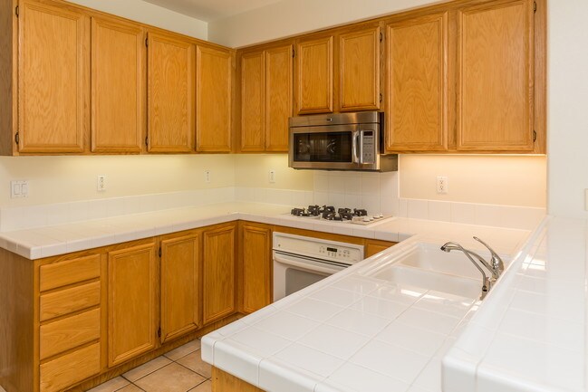 Building Photo - 16 Carnation