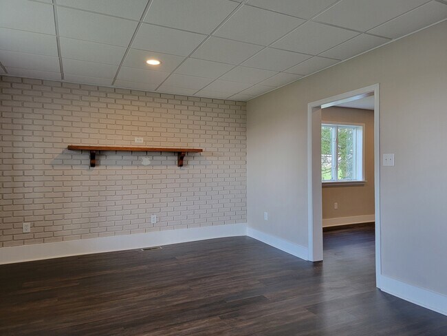 Foto del edificio - 285 Limerock Rd