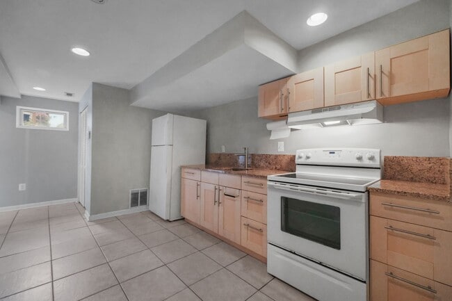 Foto del edificio - 318 Farragut St NW