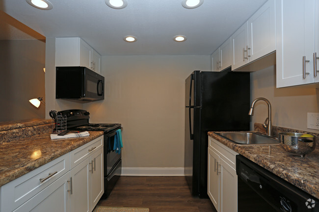 1BR, 1BA Upgraded- 636 SF - Kitchen - Veranda Flats