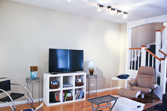 Foto del edificio - 2129 W McLean Ave