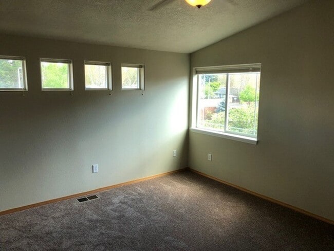 Building Photo - Completely renovated 3 Bed, 2.5 Bath Townhouse in McMinnville- Pets on Approval, Landscaping Incl...