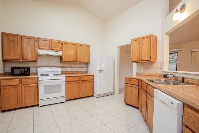 Foto del edificio - Spacious 3-Bedroom Single Family Home in S...