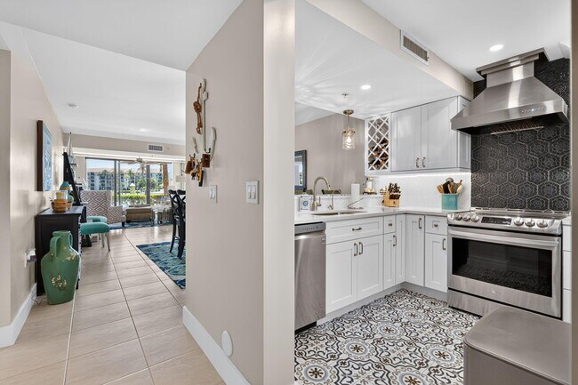 Building Photo - 2401 Marina Isle Way