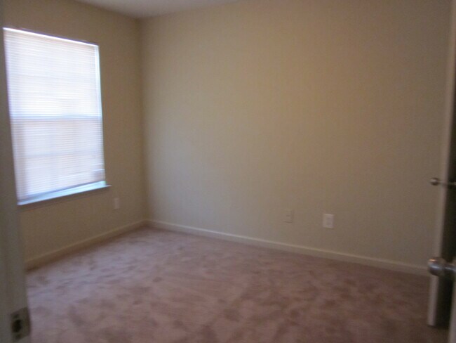 Building Photo - ALMOST NEW 4BEDROOM/3BATH HOME ON CORNER L...