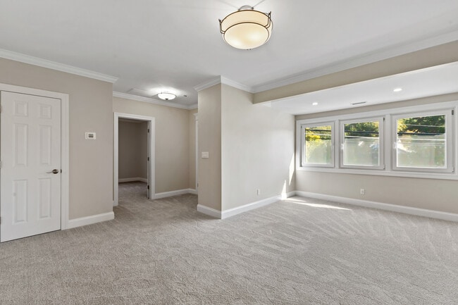 Building Photo - 40 Ledge Ave