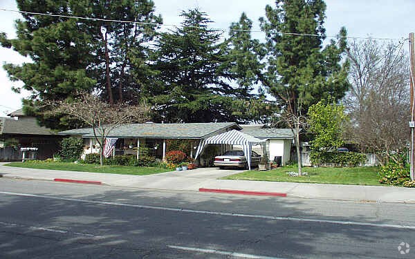 Building Photo - 99-107 E Canal Dr