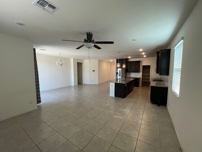 Building Photo - 4 Bed 2 Bath home in Marbella Community in...