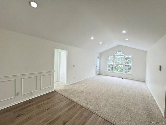 Foto del edificio - 5472 Pine Aires Dr