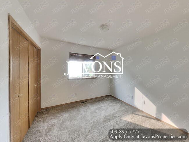 Foto del edificio - Make this your new home 3 Bedrooms, 2 Bathrooms Duplex in Selah