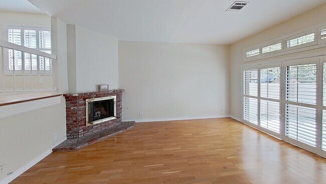 Building Photo - 2/Bedroom Townhome in West Hills!