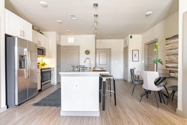 Foto del edificio - Bright, Bold, and Budget-Friendly