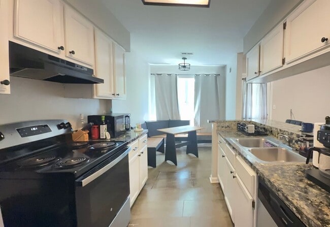 Foto del edificio - Beautiful 3BR Townhome in Gated Kings Square Community