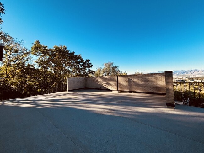 Building Photo - 599 N Darwin St