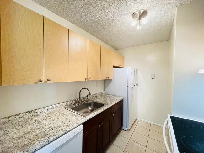 Foto del edificio - 1203 N Benoist Farms Rd
