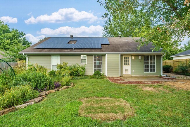 Foto del edificio - Energy-Efficient 3-Bedroom Home with Lawn ...