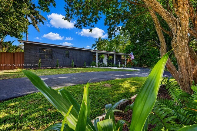 Building Photo - 300 NW 28th St