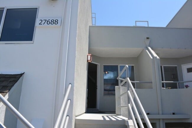 Building Photo - BEAUTIFUL "HILLCREST VILLAGE"  CONDOMINIUM HOME WITH GARAGE