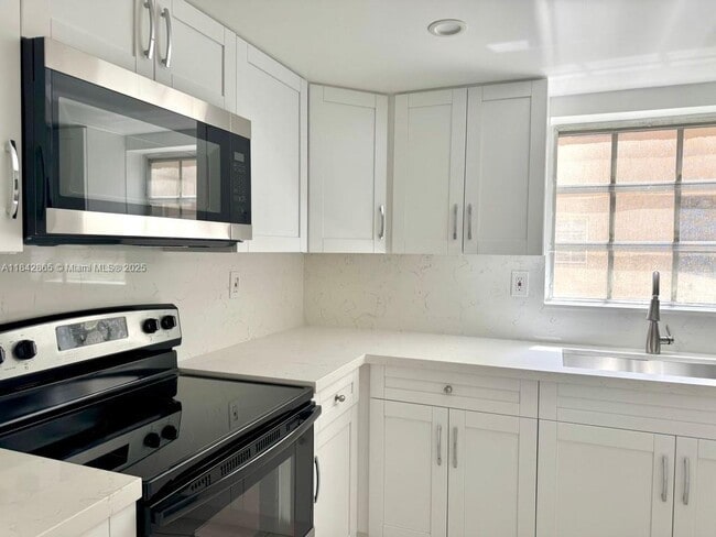 Building Photo - 10901 N Kendall Dr