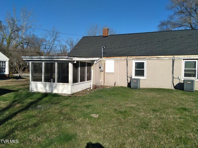 Foto del edificio - 416 Cherokee Village Dr