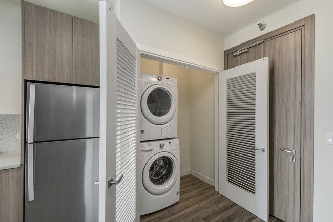 Building Photo - Luxury South Loop Studio