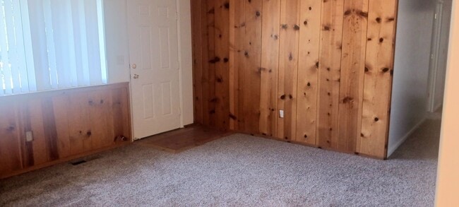 Building Photo - Three Bedroom w/ Fireplace and large back ...