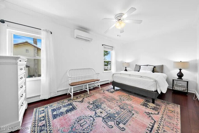 Habitación principal con baño privado y cama tamaño queen - 8 Calvert Ave