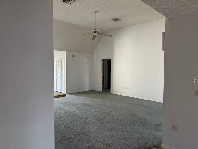 Foto del edificio - 1050 S Crystal Glen Dr