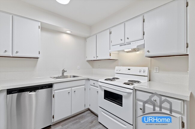 Foto del edificio - Bright and spacious 1 bedroom just steps away from public transit!