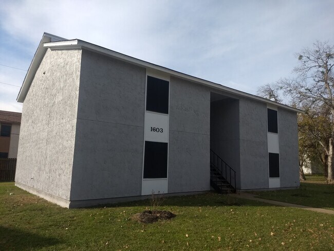 Building Photo - 1603 Brentwood Dr