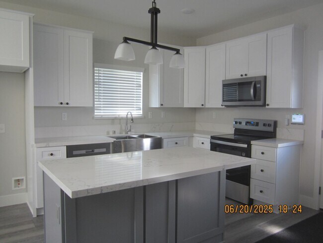 Building Photo - BRAND NEW HOME