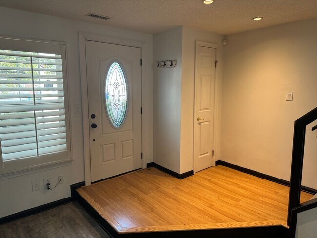 Foto del edificio - LYNBROOK LANDING - Three Bedroom Townhome ...