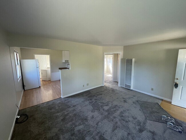 Foto del edificio - $2,500 / 2 BR – Freshly Updated Duplex Uni...
