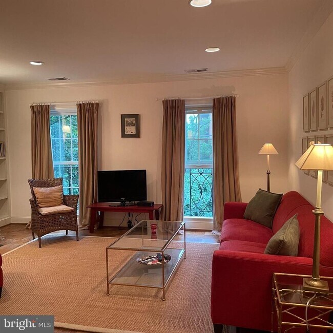 Foto del edificio - Wesley Heights Beautiful Fully Furnished 2 Bed, Two and a Half Bath