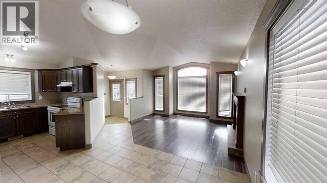 Photo du bâtiment - 11246-1175A 75a Ave