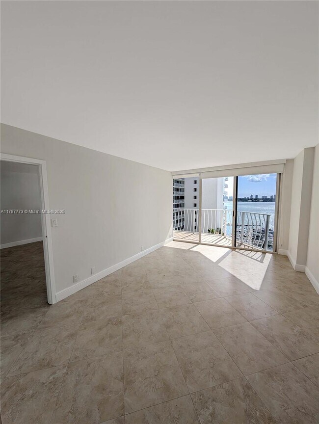 Foto del edificio - 7601 E Treasure Dr