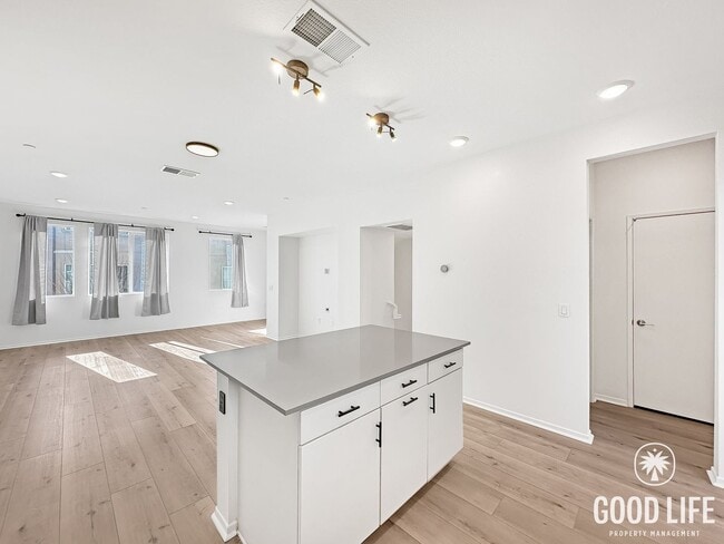 Building Photo - Luxury 3-Level 4BR Home | 1,696 Sq Ft | New Build San Diego Living
