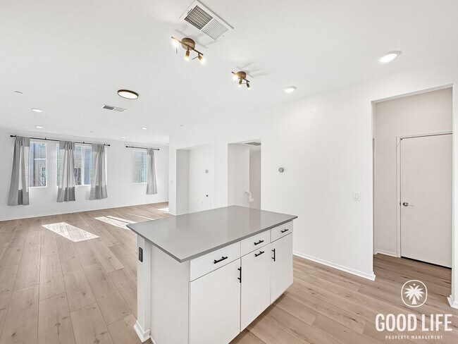 Foto del edificio - Luxury 3-Level 4BR Home | 1,696 Sq Ft | New Build San Diego Living