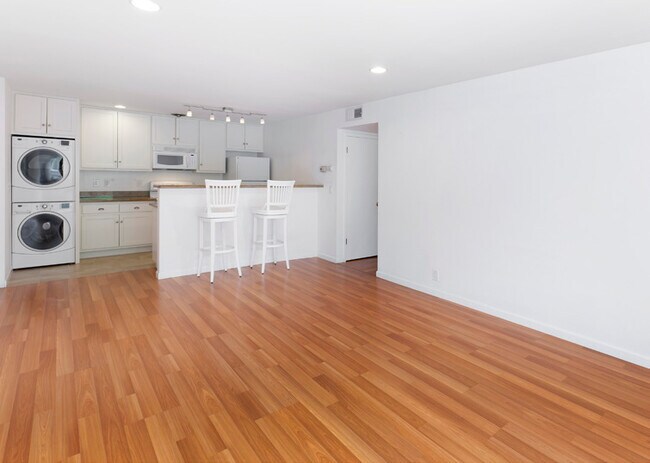 Building Photo - 300 Poplar St